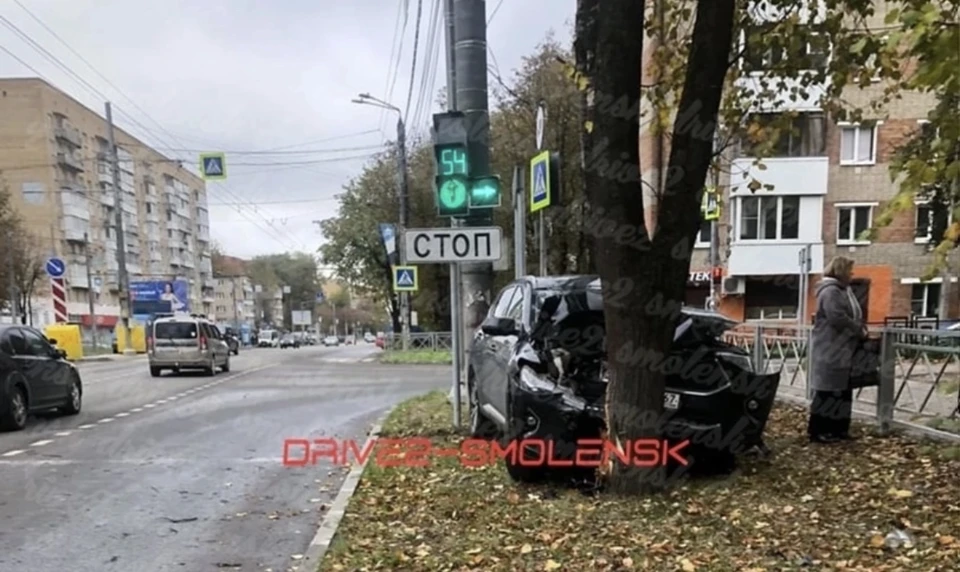 В Смоленске внедорожник врезался в дерево. Фото: «Drive2 Смоленск».