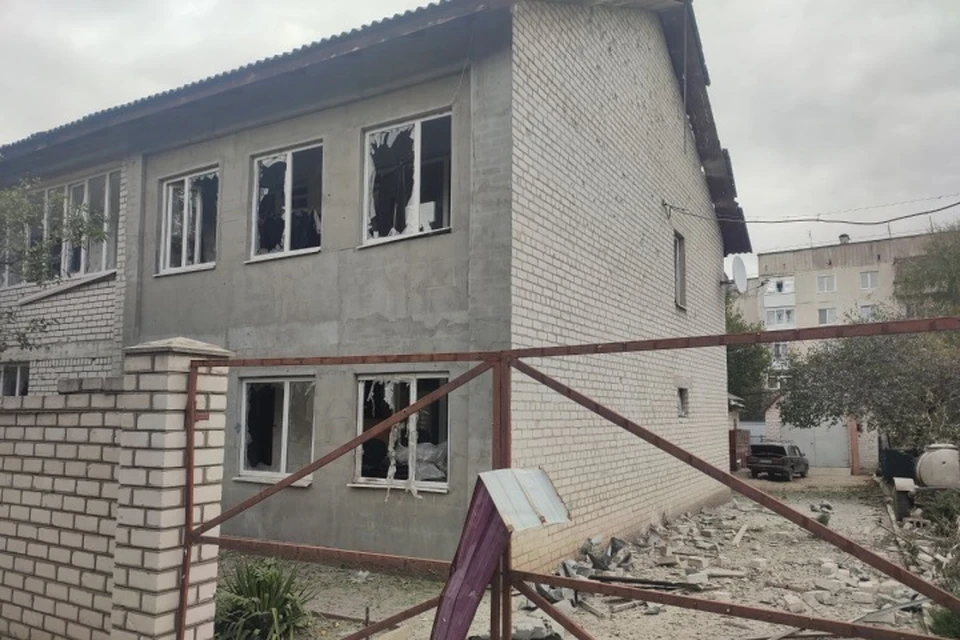 В Кременском районе пострадали несколько домов и пенсионер от обстрела со стороны ВСУ. Фото - глава администрации Кременского района Вячеслав Третьяков