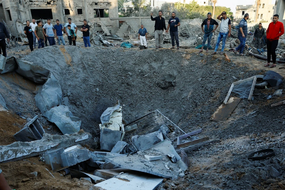 Воронка на месте взрыва израильской ракеты в Секторе Газа.