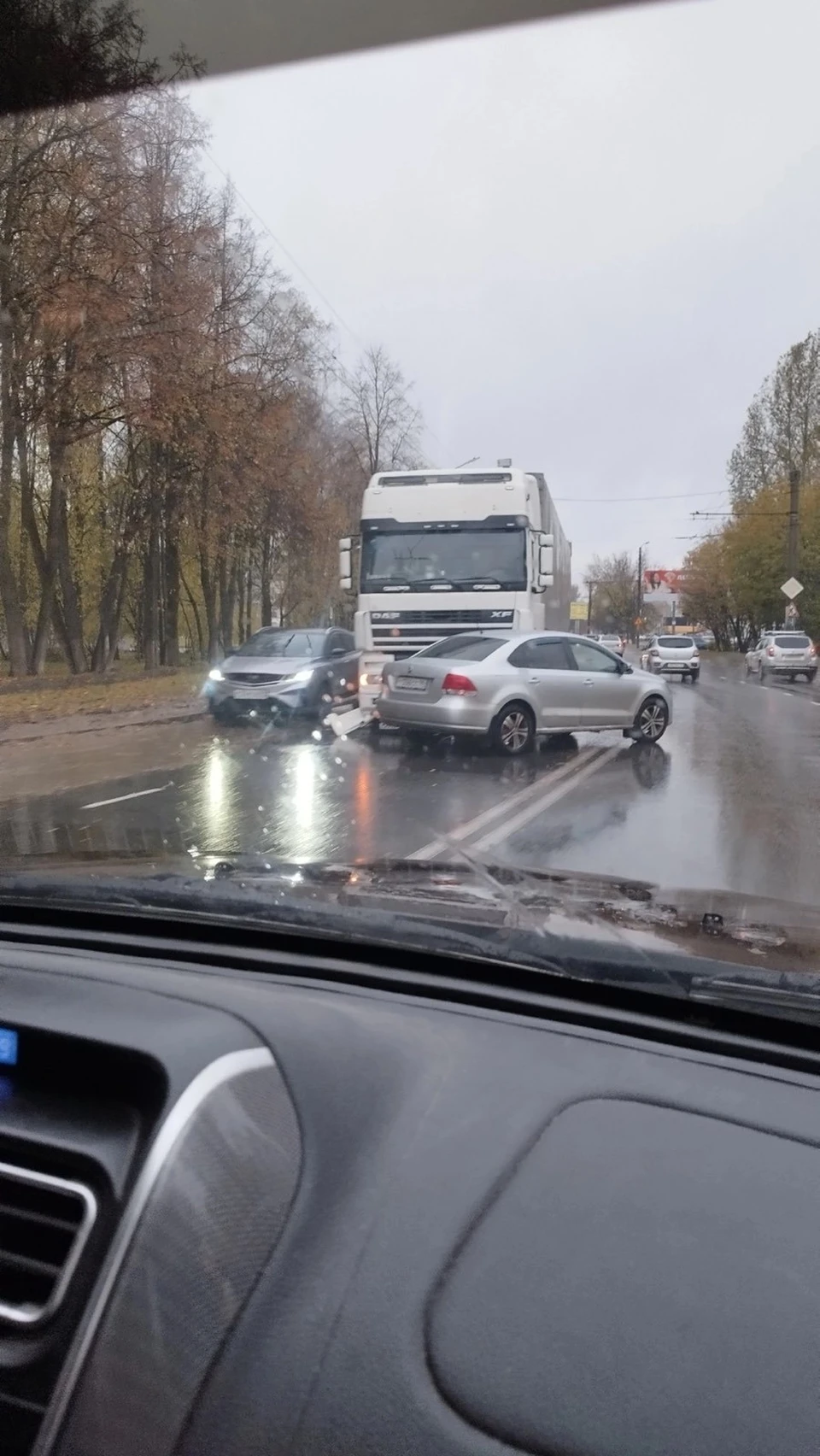 В Костроме легковушка попала под фуру - KP.RU