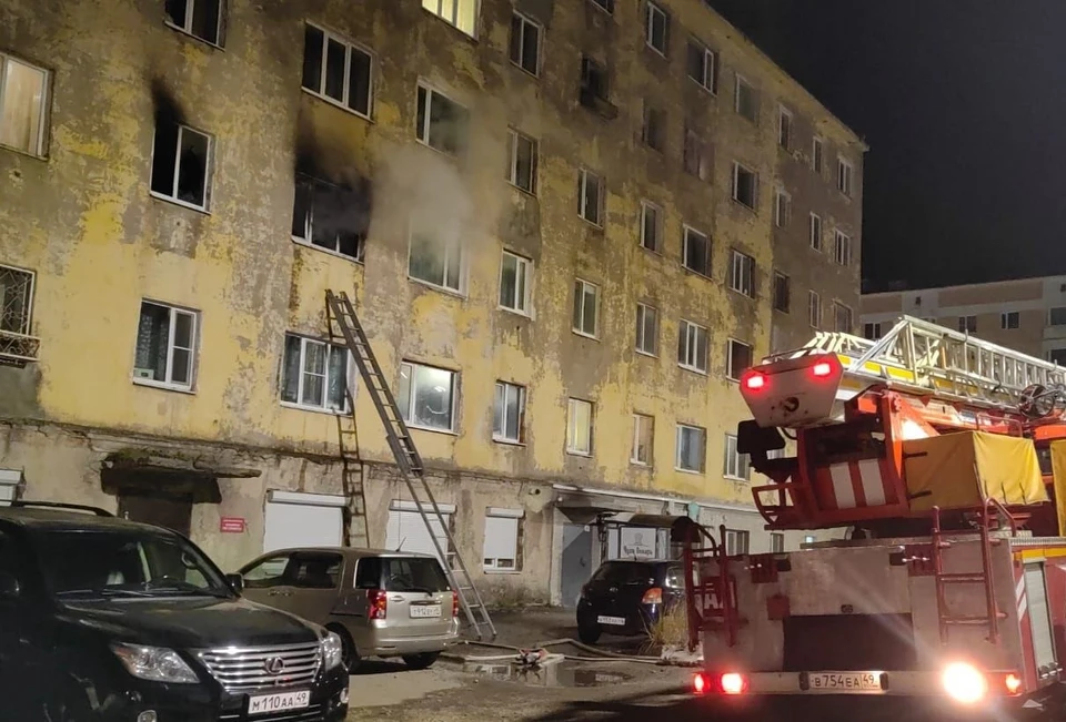 Людей пришлось вытаскивать из ночного пожара в Магадане Фото: МЧС Магадана