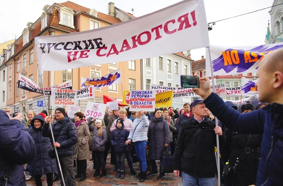 Тема выдворения русских из Латвии активно обсуждается во всей Прибалтике.