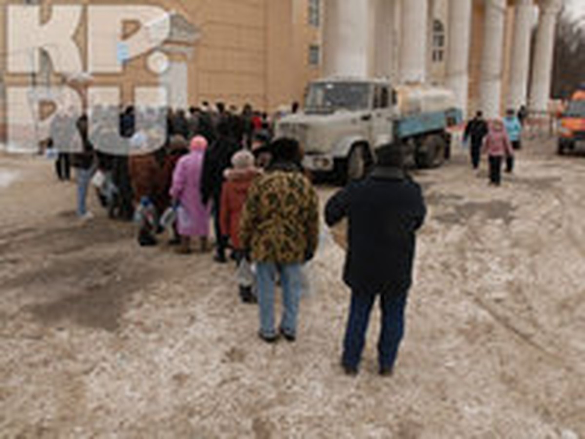 Целый город остался без воды: в Краснокамске люди по полтора часа стояли в  очереди к бочке с бесплатной водой - KP.RU