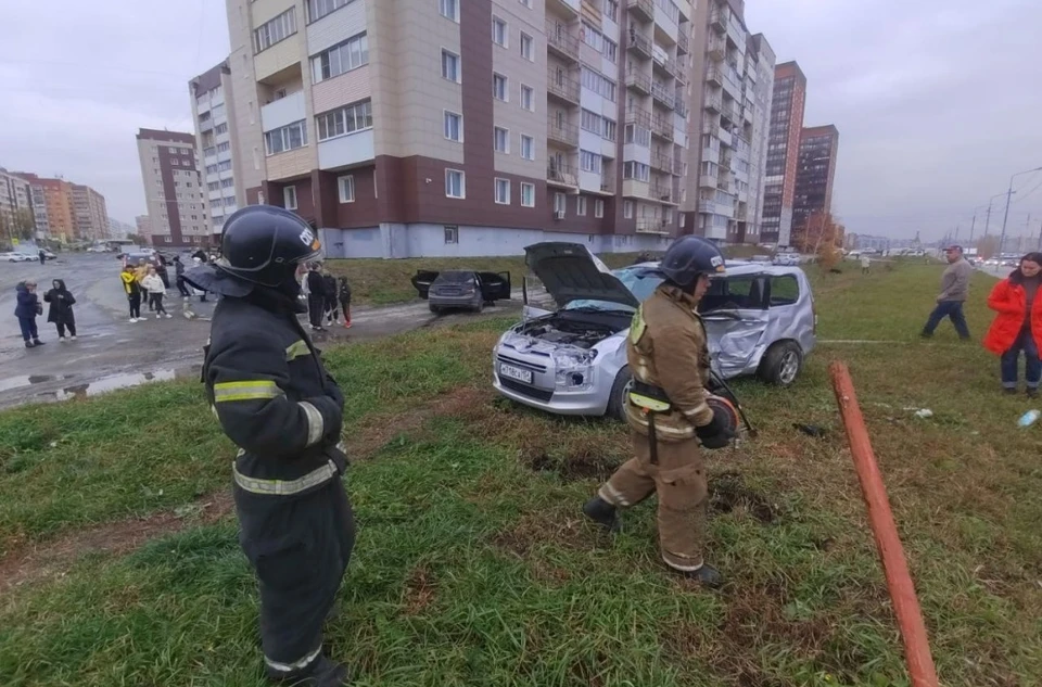 «Тойота» вылетела на тротуар. Фото: Госавтоинспекция по Новосибирску