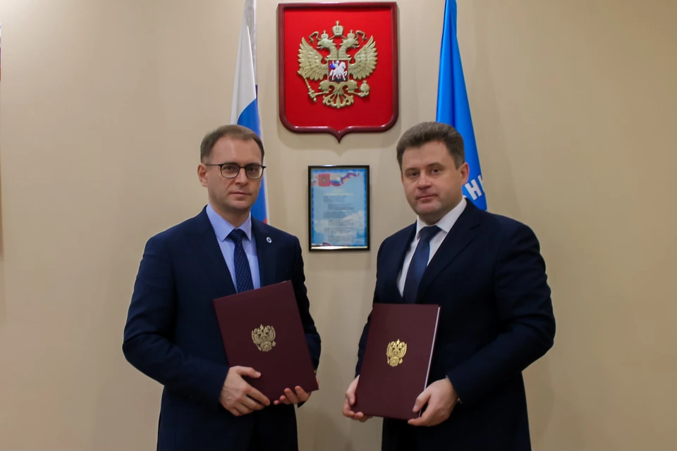 Подписи под документом поставили ректор самарского вуза Владимир Богатырев и директор института по молодежной политике Юрий Кулинцев / Фото: Самарский университет