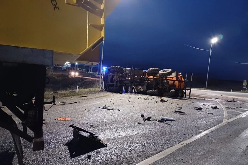 Бензовоз вез 4 тонны дизельного топлива. Фото: ГПС УР, Удмуртавтодорстрой