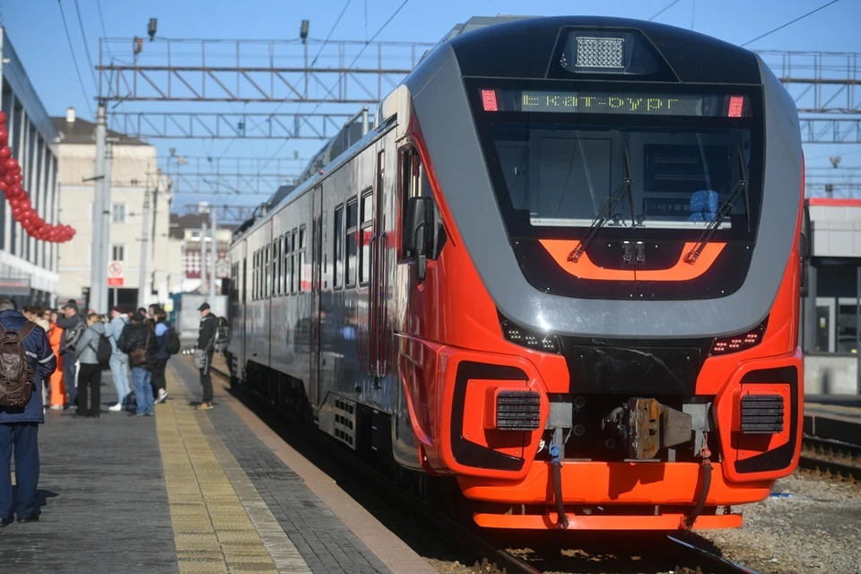 Поезд екатеринбург челябинск. Орлан Челябинск Екатеринбург. Скоростной электропоезд Ласточка. Новые электрички. Новые поезда.