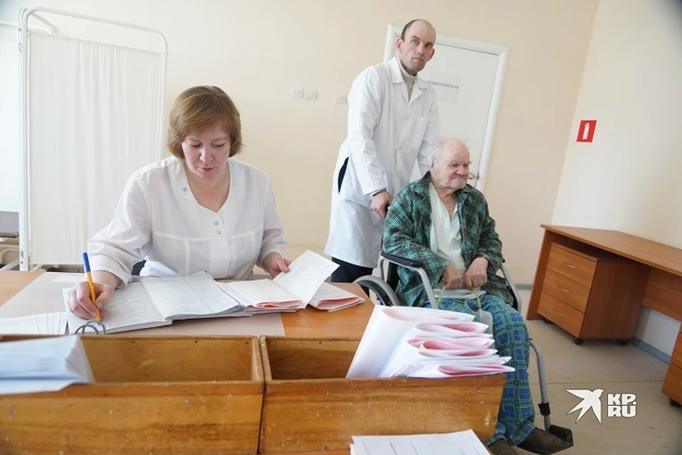 Средняя зарплата сотрудником медицинской сфера превышает 43 тысячи рублей