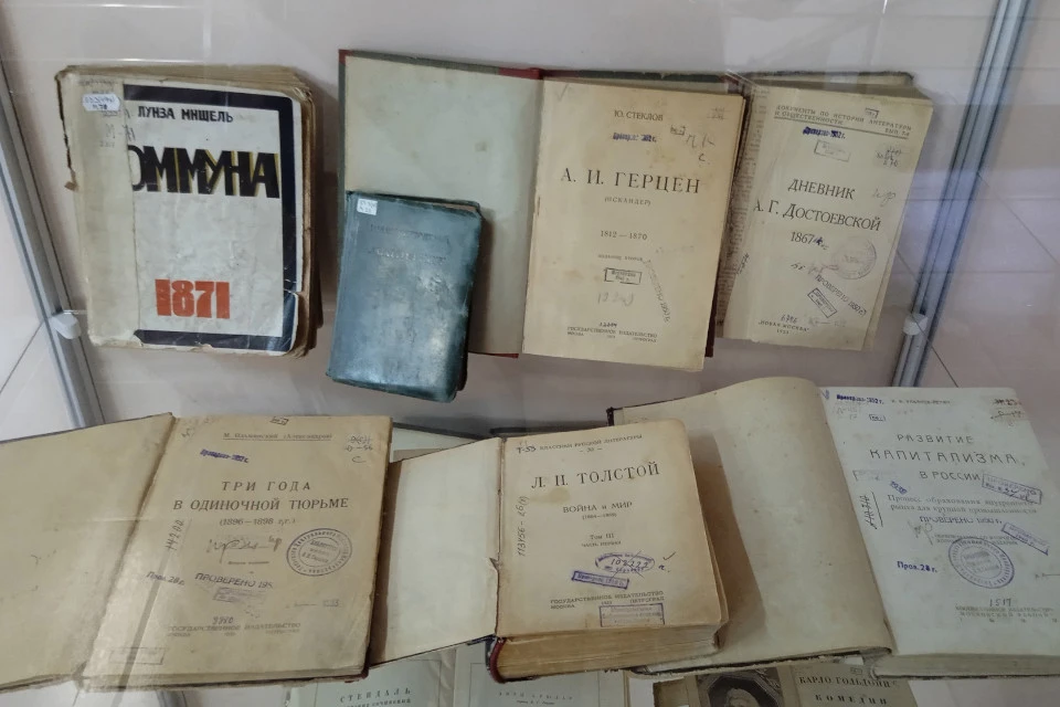 В экспозиции представлены книги, отметившие в этом году юбилей. Фото: тверская Центральная городская библиотека имени Герцена.