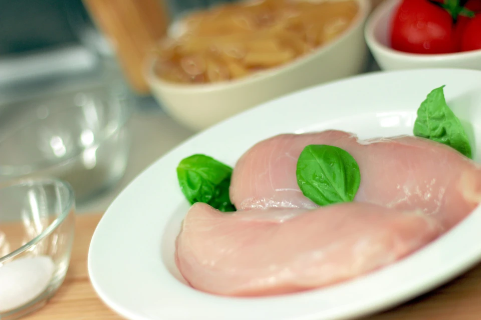 Жительницу Коми наказали за проверку пальцем качества мяса птицы