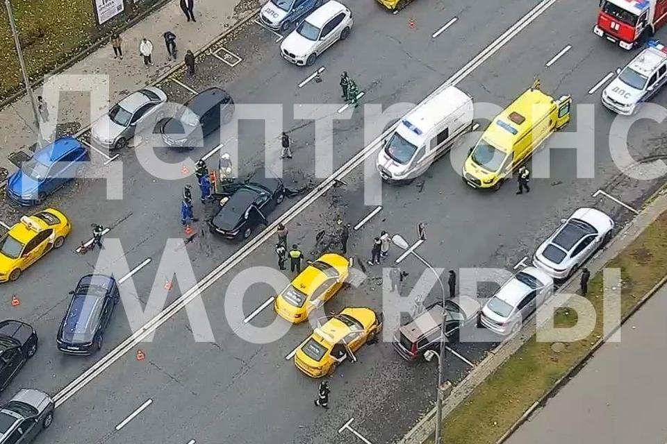 В центре столицы столкнулись шесть автомобилей, движение затруднено