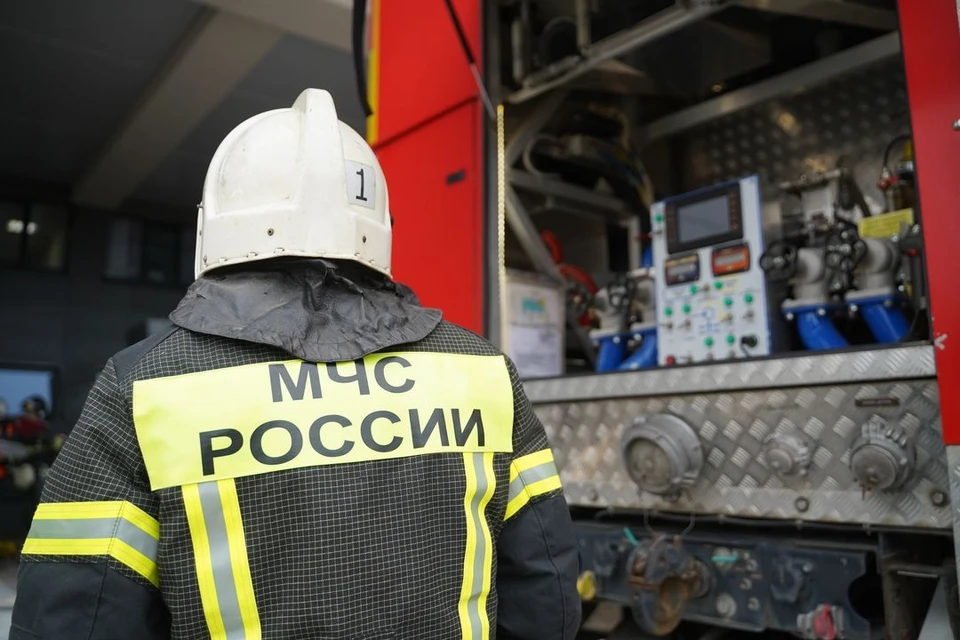 В Новосибирске загорелся мусор у строительного гипермаркета.