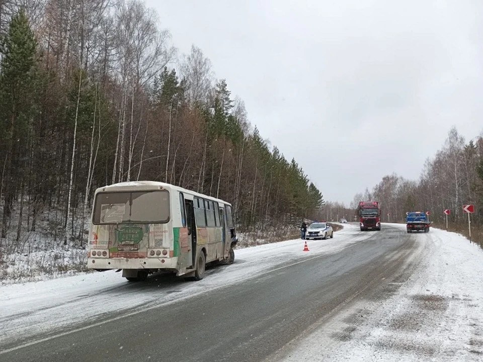 Фото с места ДТП. Фото: отдел пропаганды ГИБДД Свердловской области.