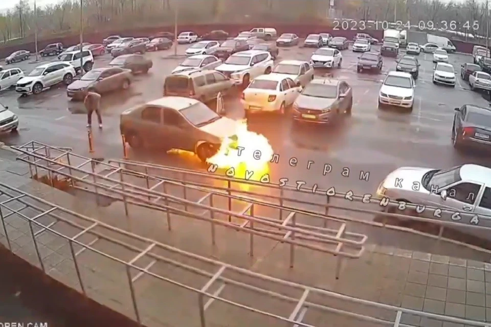 Мужчина заглушил двигатель и отошел подальше от автомобиля. Фото: ТГ-канал "Новости Оренбурга"