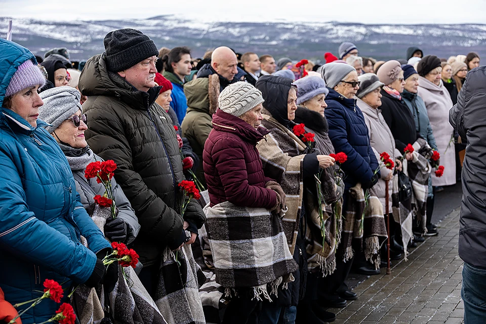 Почетными гостями митинга неизменно становятся ветераны, труженики тыла и дети войны.