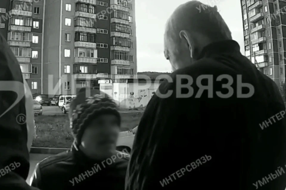Момент драки попал на видео. Фото: запись с камеры домофона «Интерсвязь», «Инцидент Миасс» / Vk.com