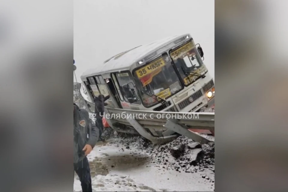 Водитель автобуса не справился с управлением. Фото: скриншот из видео t.me/cheliabinsktop
