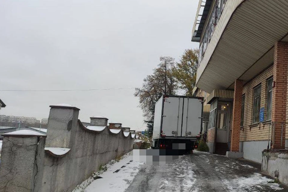 На улице Вавилова в Москве женщина погибла под колесами «Газели»