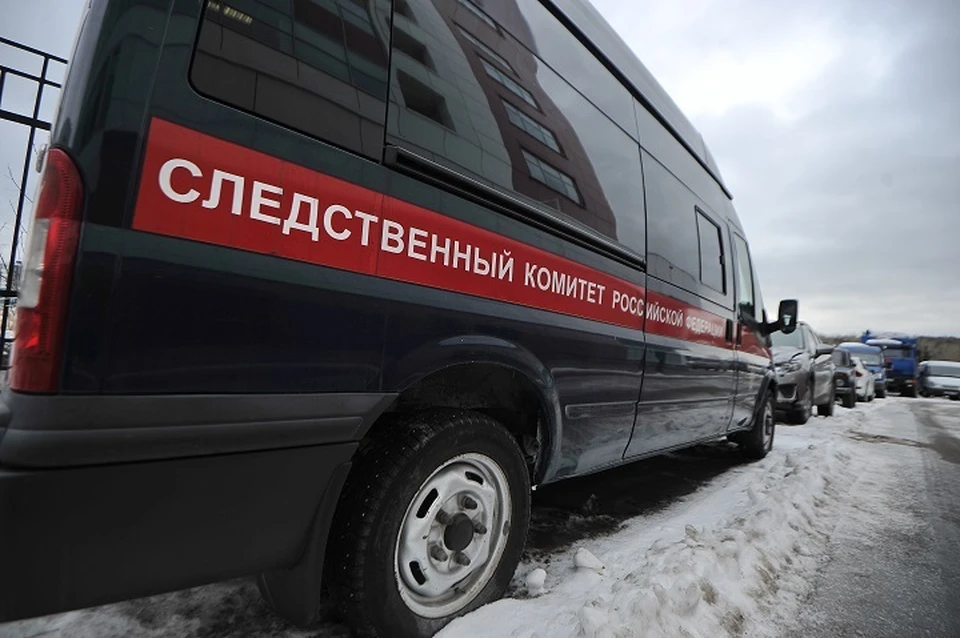 На место происшествия прибыли медики и сотрудники Следственного комитета