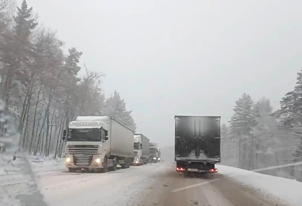 Тем временем, снег на трассе продолжает идти. Фото: Трасса М5 Уфа - Челябинск / vk.com