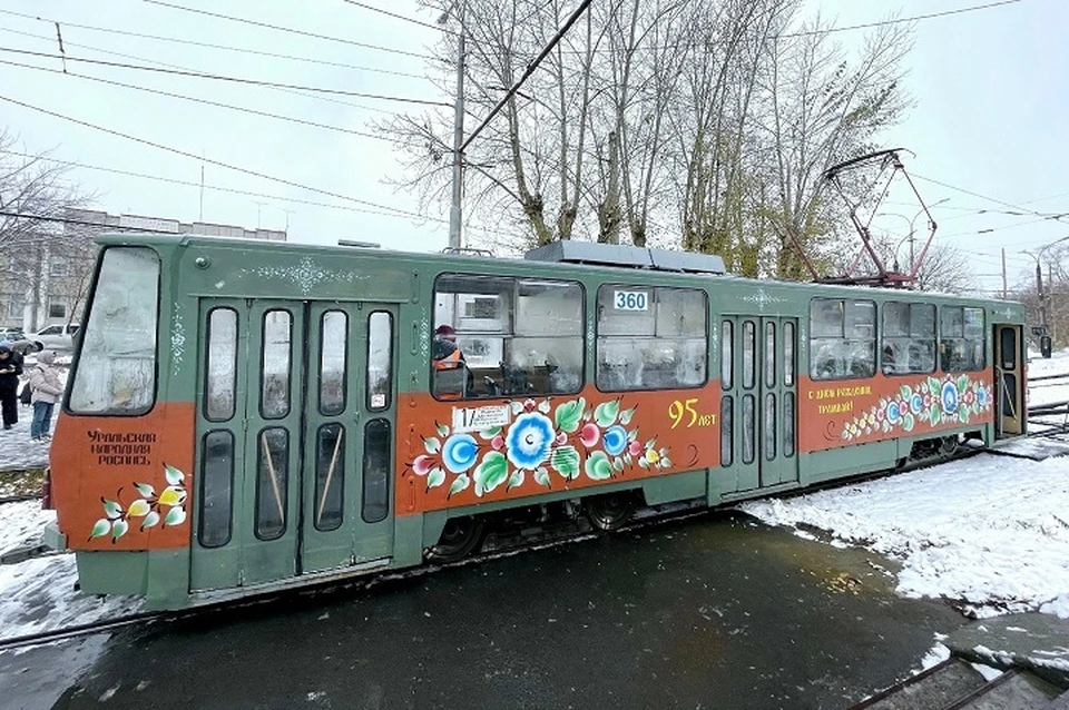 Украшенный вагон курсирует на маршруте №17. Фото: «Уральская избушка»