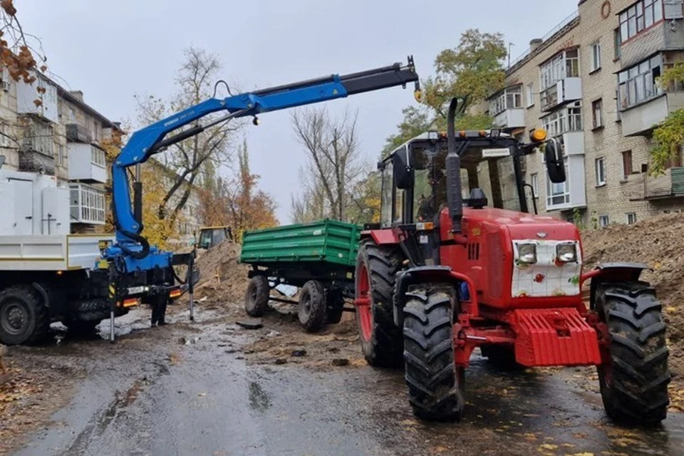 Тракторы из Пермского края помогают разбирать завалы в Северодонецке. Фото - правительство Пермского края