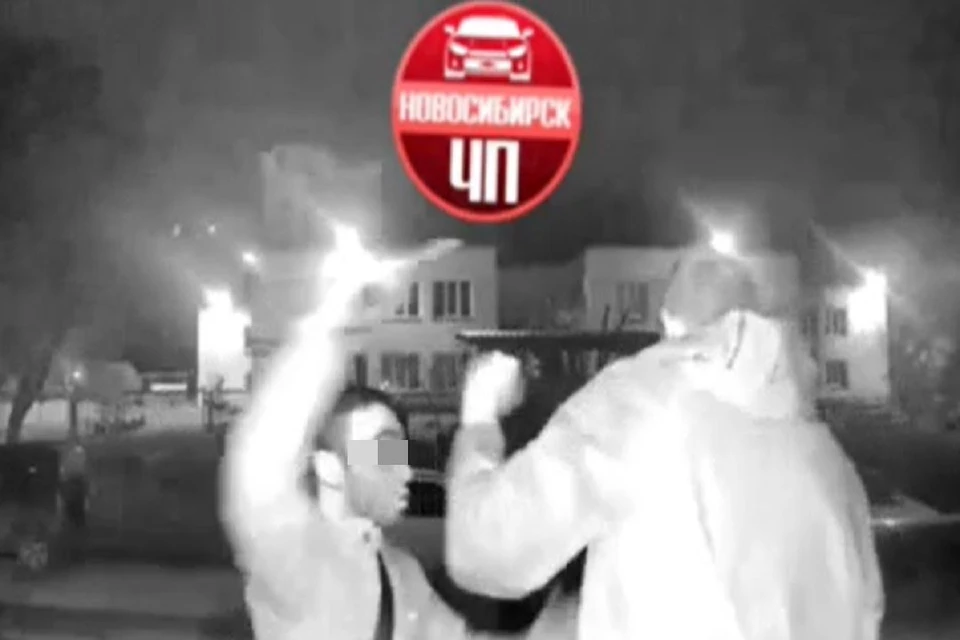 Новосибирцы устроили разборки с пистолетом у подъезда на Фрунзе. Фото: скриншот // "ЧП Новосибирск".