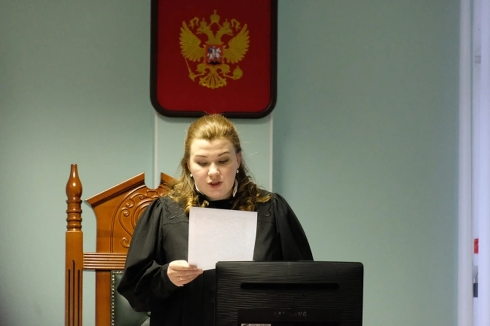 Жительница Биробиджана «избила» металлической палкой машины во дворе