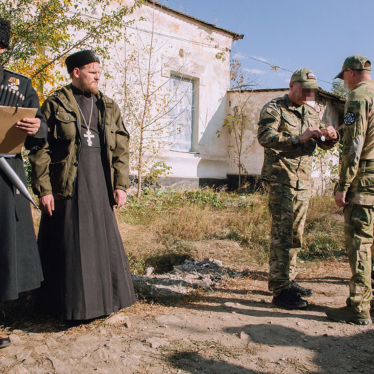 Красные флаги, кубанки и нагайки: Казачий батальон «Балтика» выступает на  передовую - KP.RU