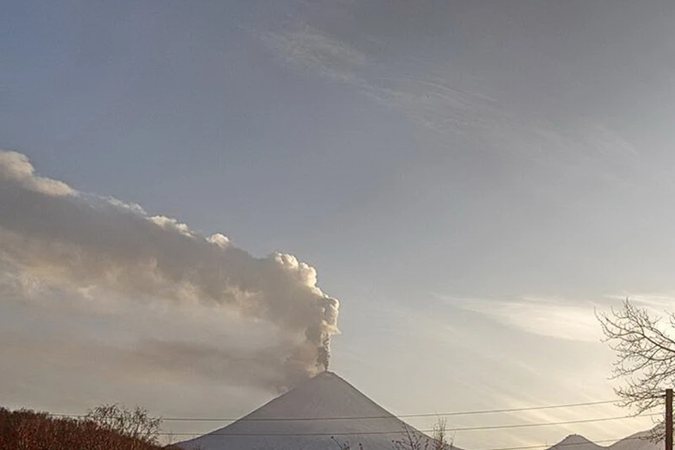 Высота пеплового столба поднялась до 14 километров над уровнем моря. Фото: ИВиС ДВО РАН, KVERT.