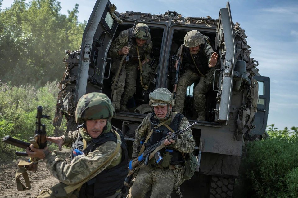 Военный эксперт заявил, что украинцы гибнут в боестолкновениях "ни за что".