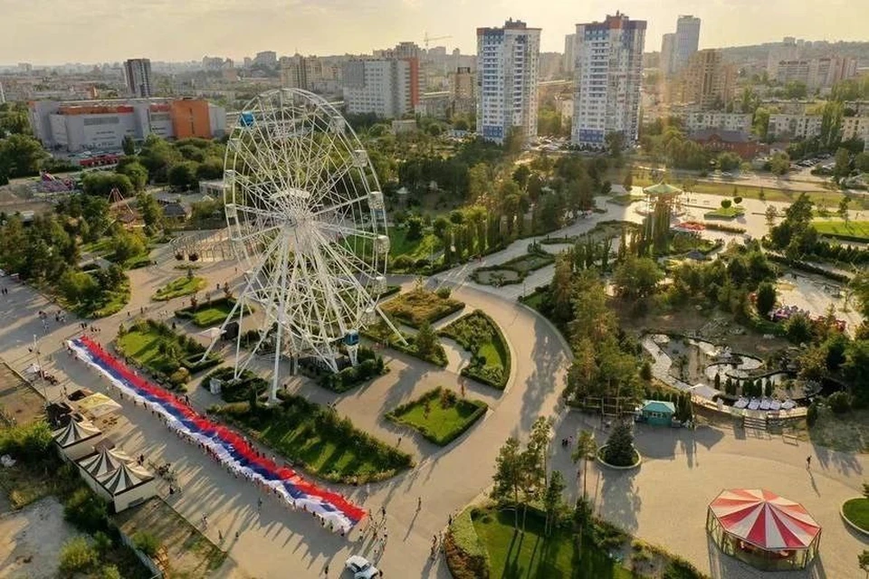 В Волгограде вновь развернут 100-метровый флаг. Фото: ЦПКиО.
