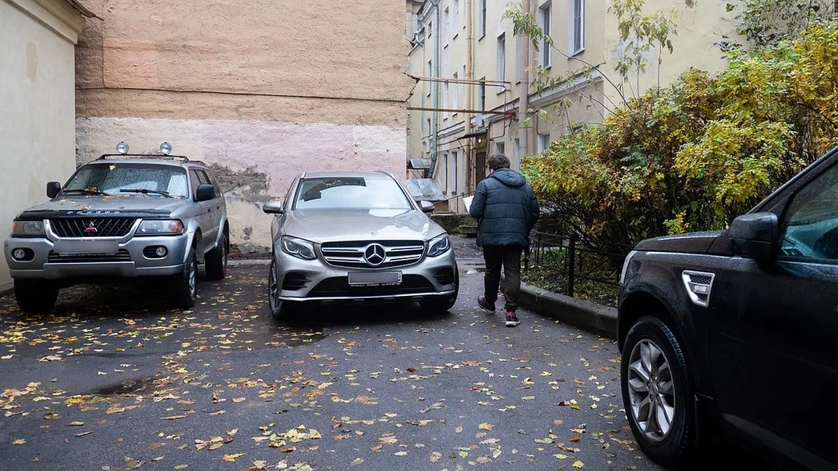 «Машин меньше, но кому от этого лучше»: Что происходит на Васильевском  острове, где заработала платная парковка - KP.RU