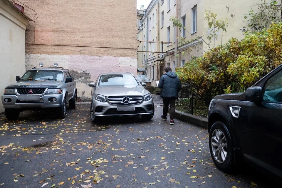 На Васильевском острове заработала платная парковка. Узнали, что думают жители.
