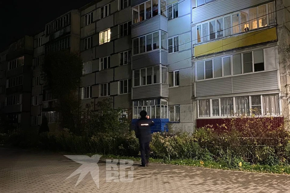 На месте убийства Сергея Калужского работают полицейские и следователи с криминалистами.