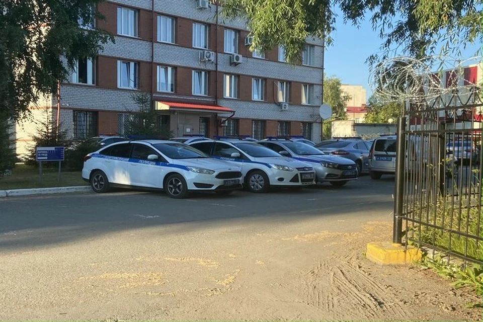Правоохранитель не стал препятствовать избиению своего сотрудника.