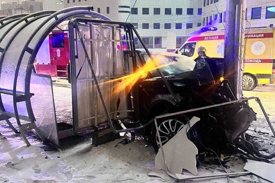 Стали известны подробности ДТП с иномаркой, влетевшей в остановку в Новосибирске. Фото: Госавтоинспекция Новосибирска