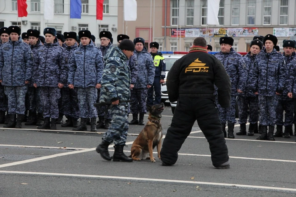 В областном центре провели гарнизонный строевой смотр. Фото: ГУ МВД по региону