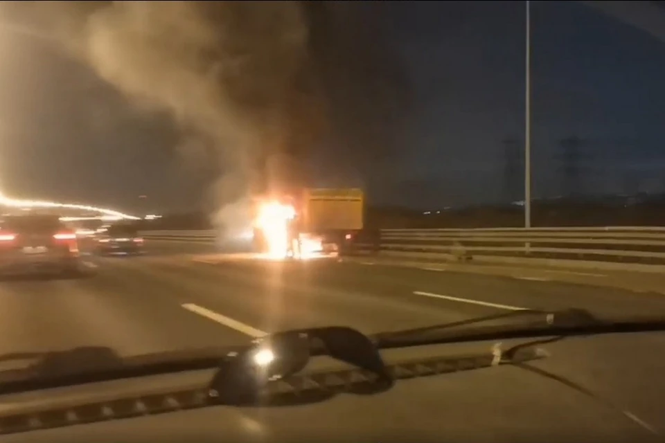 «КамАЗ» загорелся на КАД в Петербурге утром 3 ноября. Фото: t.me/Megapolisonline
