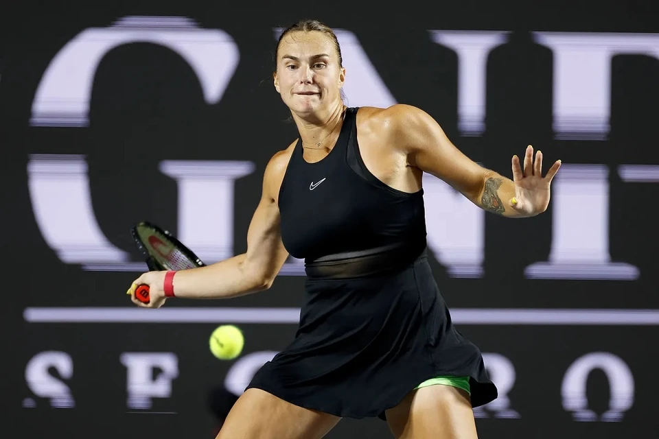 Матч итогового турнира WTA между Соболенко и Рыбакиной перенесли из-за непогоды. Фото: Getty Images