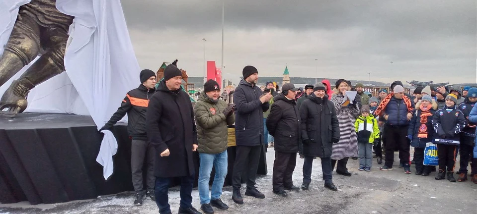 Сегодня, 6 ноября, в Кемерове состоялось официальное открытие скульптуры хоккеиста.