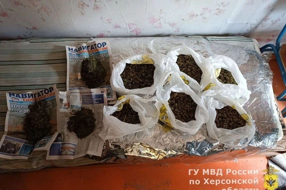 В одной из комнат своего дома мужчина хранил два килограмма конопли. ФОТО: ГУ МВД России по Херсонской области