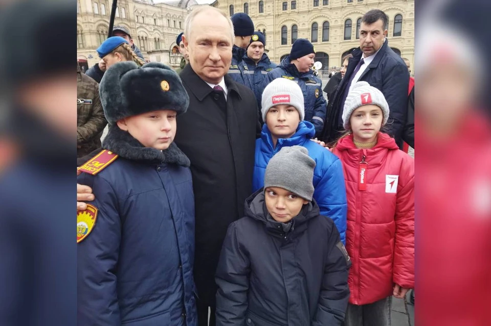 Семилетний Руслан (на фото посередине в черной куртке) не мог поверить, что фотографируется с "настоящим" президентом. Фото предоставлено Ксенией Семеновой.