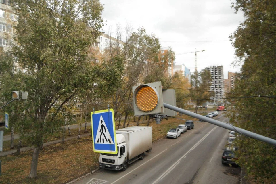 В городе закрыли люк на спортплощадке и отремонтировали светофор. / Фото: ЦУР Самарской области
