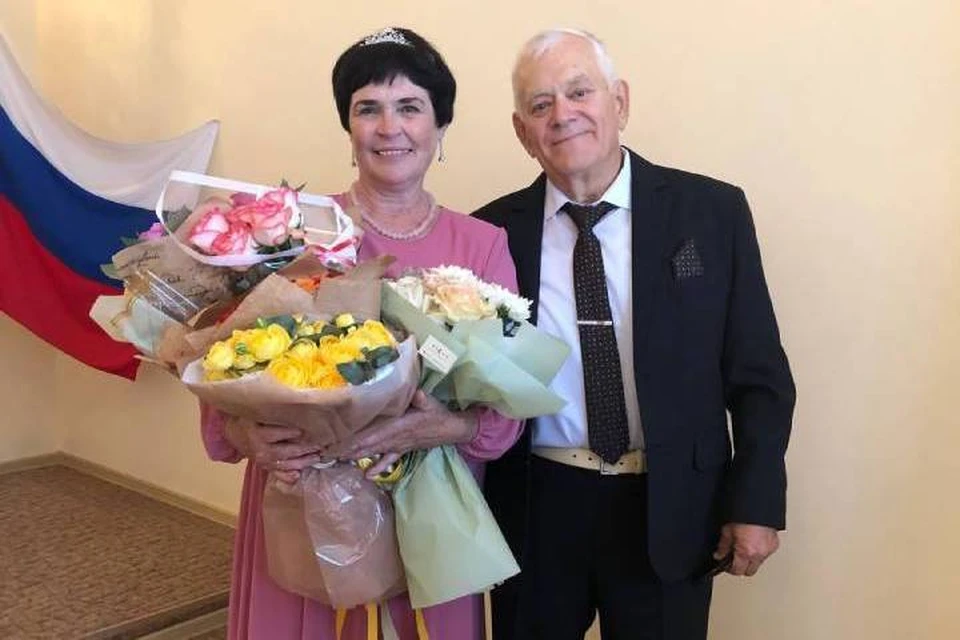 70-летний жених и 61-летняя невеста поженились обменялись кольцами. Фото: предоставлено отделом ЗАГСа Мясниковского района