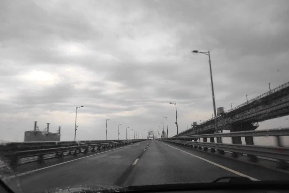 В очереди перед Крымским мостом со стороны Керчи стоят 90 машин