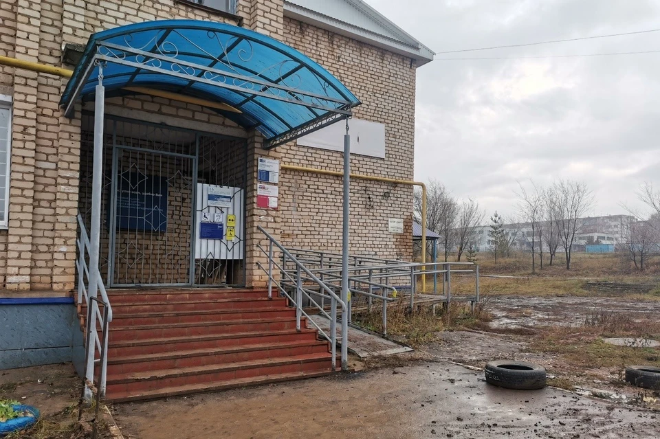 Жители Бугуруслана жалуются на море грязи возле почты в первом микрорайоне