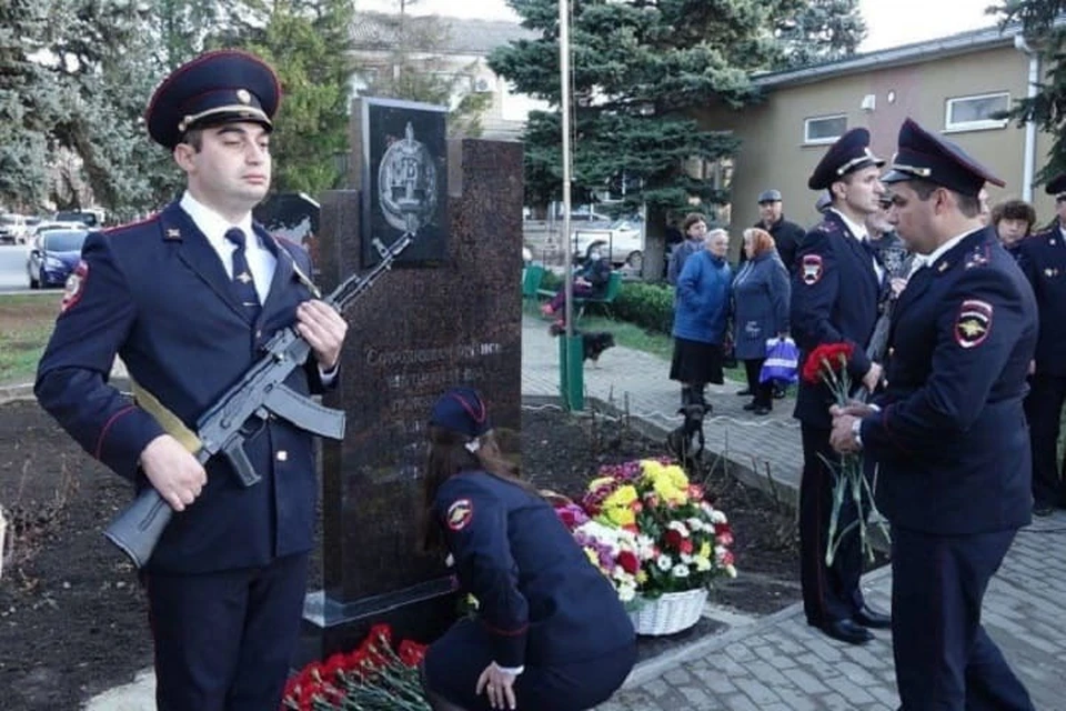 К монументу возложили цветы и почтили память погибших полицейских минутой молчания. Фото: ГУ МВД по Ростовской области.