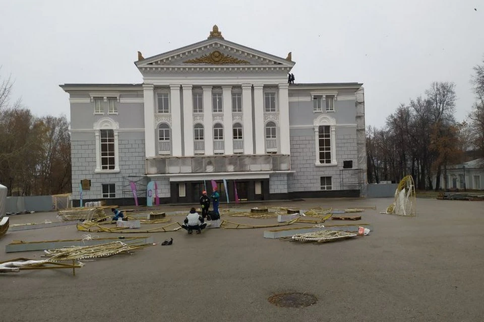 В Перми начали собирать декорацию возле Оперного театра «Царский стиль».