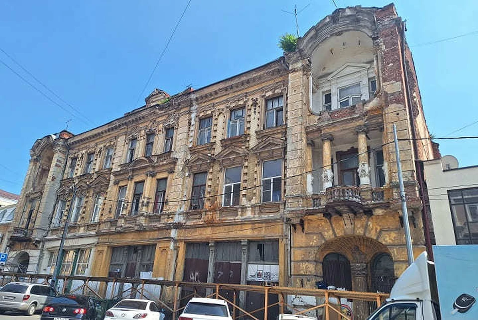 Ростовский "Дом с ангелами" построили в 1899 году. Изначально в нем были магазин и арендные квартиры.